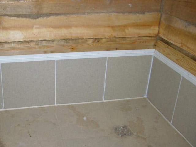 Монтаж бетонного пола со сливом в бане